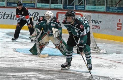 Rosenheims Junioren-Torhüter Tim Uhrig feierte beim knappen 2:0-Derbysieg über Riessersee einen Shutout.Foto Krumpe