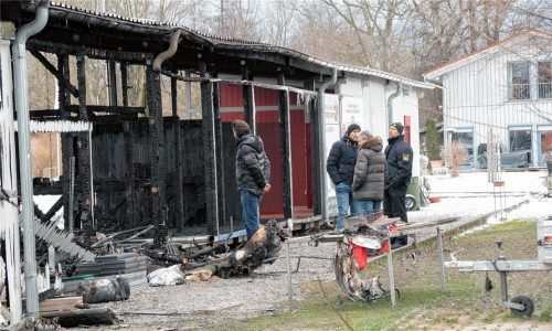 Nur noch eine Ruine: Der Geräteschuppen und die Abschlag-Unterstände waren den Flammen zum Opfer gefallen. Foto Reisner