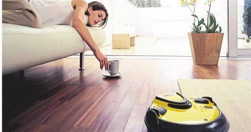 Saugroboter erledigen sogar in Abwesenheit der Bewohner eine lästige Hausarbeit. Einige Modelle laden sich sogar selbstständig wieder auf. Zuweilen stoßen jedoch auch sie an Grenzen – zum Beispiel an den Teppichkanten. Auch die Saugleistung lässt noch zu wünschen übrig. Foto dpa/Fassbender