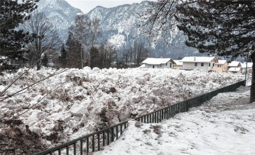 Schneeberge mitten im Ort auf dem ehemaligen Pennygelände. Bauhof und Gemeindearbeiter hätten „umsichtig und mit Sachverstand“ die Situation bewältigt, so der Bürgermeister. Foto ge
