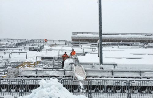 Schneemassen in der Chiemgau-Arena: Die Helfer waren gestern fleißig dabei, die Tribüne frei zu räumen. Mit einer Rutsche als Hilfsmittel ging die mühevolle Arbeit etwas leichter von der Hand. Foto  Brenninger
