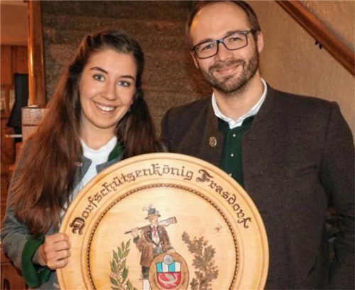 Schützenmeister Rupert Marinus Wörndl übergibt Verena Winkler, der 21. Dorfschützenkönigin von Frasdorf, die Siegerscheibe.Foto reh