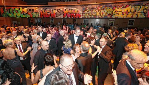 Schwarz-weiß unter der Graffiti-Deko der 80er-Jahre: Das war der Waldkraiburger Stadtball im ausverkauften Großen Saal des Hauses der Kultur.Fotos  Stl/hg