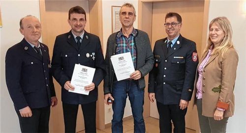Seit Jahrzehnten für die Bürger im Einsatz: Vorsitzender Franz Grießl (links), Kreisbrandmeister Manfred Gierlinger (Zweiter von rechts) und Bürgermeisterin Doris Laban ehrten Konrad Huber (Zweiter von links) und Karl Forster für ihr Engagement.Foto re