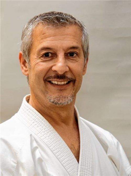 Selbstverteidigung beginnt mit Selbstbehauptung! Sensei Adnan Akgün (6. Dan) erklärt, wie wichtig Auftreten und Körpersprache sind – auch im Berufsleben.Foto re