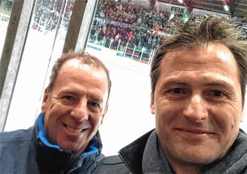 Selfie aus dem Eisstadion mit dem neuen Premium-Partner der Starbulls, der Rofa AG aus Kolbermoor: Wolfgang Kozsar, Rofa-Vorstandsvorsitzender (links), und Vorstand Andreas Bauer. Eishockey ist für sie nicht nur ein Feld, sich finanziell zu beteiligen, sondern zugleich persönliche Leidenschaft und eine Möglichkeit, sich als Arbeitgeber zu präsentieren. Foto re