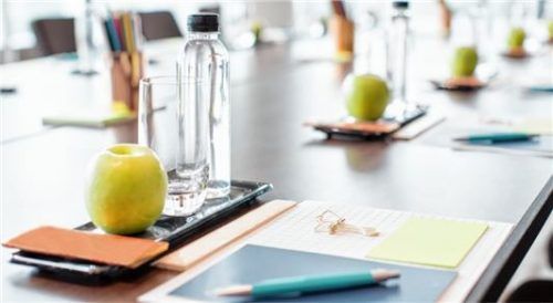 Seminar- und Tagungshotels sind auf die Organisation von Veranstaltungen eingestellt. Mit ihrem professionellen Know-how garantieren sie einen reibungslosen Verlauf. Foto istockphoto.com/mangostar Studio