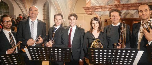 Sie brachten die Musik zum Strahlen: im Bild von links Christian Miglioranza (Pauken), Zoran Curovic und Matthew Sadler (Trompeten), Johannes Berger (Orgel), Sulamith Seidenberg (Horn), Wolfgang Diem und Johann Schmuck (Alphörner und Posaunen).Fotos kirchner