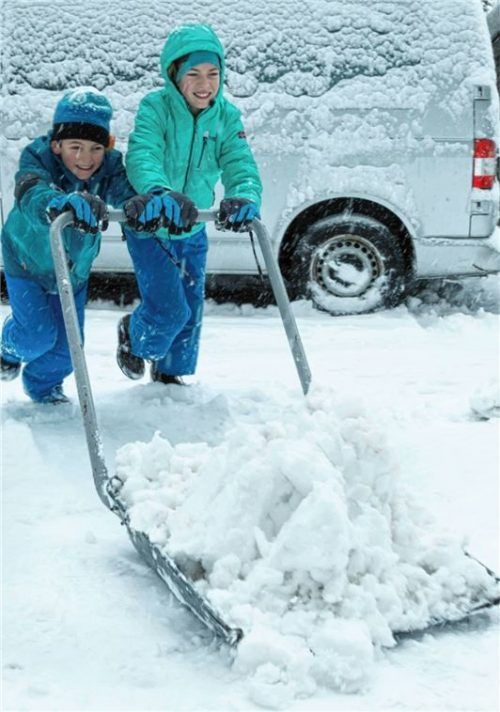Sie hatten im Schnee ihren Spaß: Den Schülern in der Region Rosenheim und im Landkreis Traunstein bescherte die weiße Pracht zwei schulfreie Tage. Foto berger