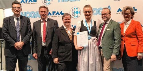 Siegerehrung in Nürnberg: Gernot Raab, Schulleiter der Berufsschule München; Hans Schneider, Vorsitzender der Berufsbildung des Dehoga Bayern; Andrea Nadles, Vizemeisterin Anna Albrecht, Erhard-Josef Hans und Angela Inselkammer, Präsidentin des Dehoga Bayern (von links).Foto  re