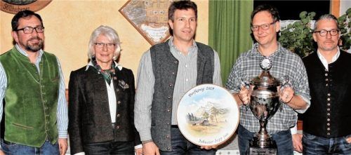 Siegerehrung (von links): Schützenmeister Paul Anner, Zweiter Schützenmeisterin Christa Schuster, Dorfkönig Sepp Schuster junior, Thomas Wein von „Voglwuid“ und Sportleiter Thomas Anner.Foto re