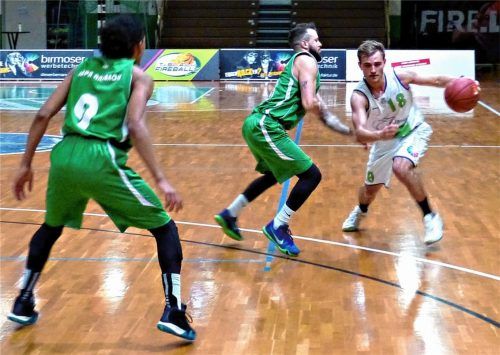 Simon Bradaric (rechts) erzielte 17 Punkte, konnte aber sein ohnehin dezimiertes Team nach fünf persönlichen Fouls in der Schlussphase nicht mehr unterstützen. Foto Batchfield