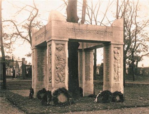 So sah das Mahnmal auf dem Friedhofsvorplatz in den 50er-Jahren aus.Foto privatsammlung christian Poitsch
