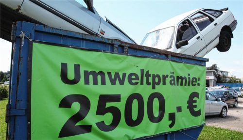 So warb im Jahr 2009 ein Rosenheimer Autohändler für die Abwrackprämie. Zwei Millionen Menschen profitierten dabei von fünf Milliarden Euro, die vom Staat kamen. Mittlerweile locken verschiedene Prämien, die vor allem den Tausch von älteren Dieselfahrzeugen anregen sollen.Foto  Barth/dpa