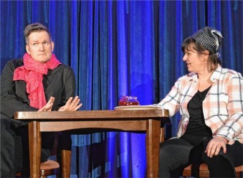 Speeddating auf offener Bühne: Rustikale Almbäuerin trifft auf Stadtschnösel. Foto Sieberath