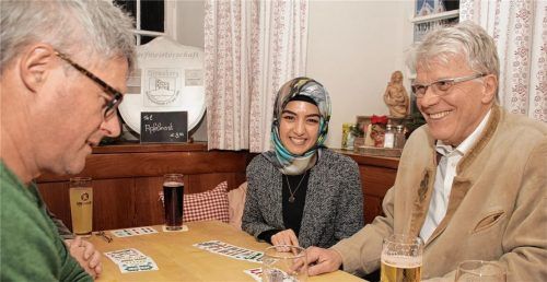 Spielen mit offenen Karten: Leonhard Hinterholzer, Züleyha Düzenli, Dr. Herbert Reuther (von links) und Tisch-Lehrer Michael Feßler (nicht im Bild). Fotos Reisner