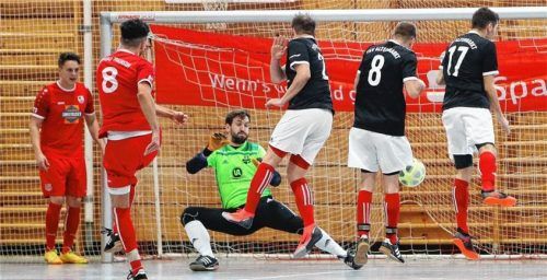 Tor im Finale für den SB Chiemgau Traunstein durch Christoph Bachmann.Foto Butzhammer