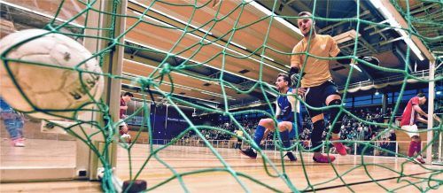 Tore satt bietet der Sparkassenpokal im Hallenfußball. Nach fast dreijähriger Pause geht der Budenzauber ab Dezember wieder über die Bühne.Foto Hans-Jürgen Ziegler