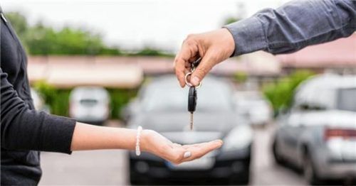 Über Online-Marktplätze können Privatleute heute ihr Auto sicher verkaufen – beispielsweise an ausgewählte Händler. Foto  djd/AutoScout24/Getty Images/iStockphoto