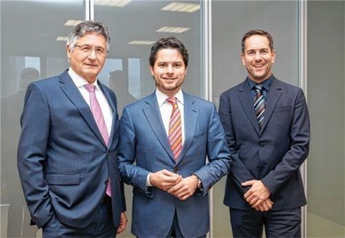 Übernimmt innerhalb der Unternehmensgruppe weitere Management-Aufgaben: Jens Niessner (rechts), Geschäftsführer am Standort Waldkraiburg, der nun auch interimsmäßig als Chief Financial Officer fungiert. Mit auf dem Bild sind Moritz Netzsch (Mitte) und Dietmar Bolkart, beide Geschäftsführer in Selb.Foto re