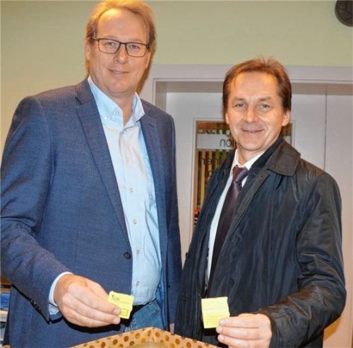 VfL-Vorsitzender Kai Röpke (links) und Michael Assmann von der Sparkasse haben gestern bei der Nachziehung noch einmal sieben Gewinnnummern aus der Losbox gefischt. Foto  hg