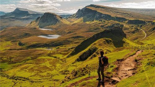 Viel Grün und schroffe Felsküsten: Schottlands raue Natur.
