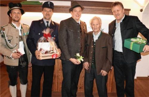 Viele Gratulanten (von links): Hubert Stein, Georg Noichl, Sepp Staudacher und (rechts) Sepp Hollinger mit Jubilar Friedl Guggenbichler.Foto Rehberg