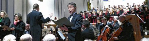 Vier Chöre samt Orchester füllten die Apsis der Stadtpfarrkirche von Kolbermoor. Foto Janka