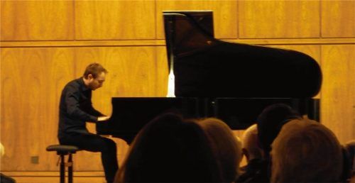 Viermal Beethoven: Herbert Schuch spielte hochkonzentriert und ganz in die Musik versunken. Foto Füchtner