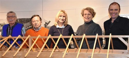 Vor dem Modell des Nußdorfer Sägewerks im Holztechnischen Museum: (von links) Kurt Franz, Helmut Hannika, Schriftführerin Helga Bichl, mit den neuen Vorsitzenden Ingeborg Graßl und Oliver Heller. Foto Schlecker
