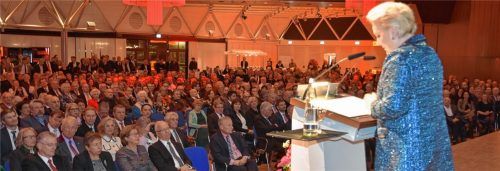 Vor rund 1100 Gästen spricht Rosenheims Oberbürgermeisterin Gabriele Bauer über eine Zeit, in der die Menschen Orientierung suchen und Werte wie Toleranz und Respekt wichtige Säulen der Stabilität sind.Fotos Schlecker
