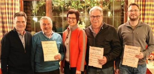 Vorsitzender Sepp Wimmer (links) und die musikalische Leiterin Shanna Hiemesch (Mitte) gratulierten den langjährigen aktiven Sängern Franz Hintereder (von links), Franz Oberpaul und Josef Schrottner junior und dankten für ihre Treue.Foto bac