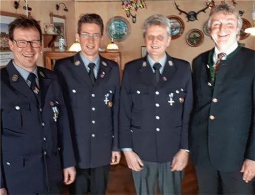 Vorsitzender Thomas Maier, Kommandant Georg Prankl, ehemaliger Zweiter Kommandant Günter Eder und Zweiter Bürgermeister Robert Kailer.Foto Stübl