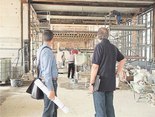 Was passiert da gerade? Bauherren und Architekten sollten jeden Baufortschritt notieren. Am Ende entsteht auch ein Tagebuch als Erinnerung. Foto dpa/Remmers