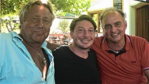 Wasti Schwaiger (links) mit seinem Freund, Fußball-Europameister Hansi Müller aus Stuttgart (rechts), beim Inselbräu Dani Hagen (Mitte). Das Bild entstand im vergangenen Sommer auf der Fraueninsel. Foto Kas