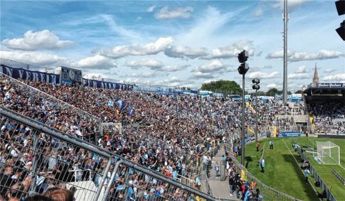 Weiß-blauer Himmel – ein Tag, wie geschaffen für die Löwen-Fans in Giesing.