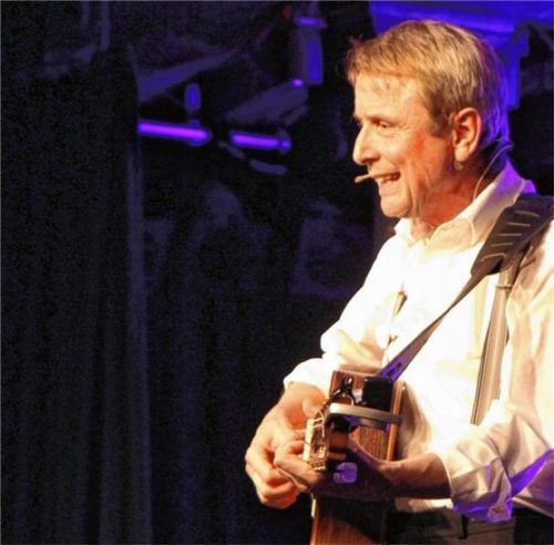 Werner Meier steht mit seinem Progamm „nah dran“ einmal mit Seppelhut und Trachtenjacke auf der Bühne, oft in weißem Hemd und Hosenträgern. Zwei Gitarren begleiten ihn stets sowie ein hintersinniger Humor und messerscharfe Kritik. Foto  ahn