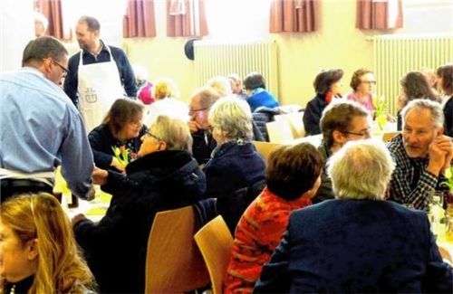 Wie ein Familienfest: Mitglieder des Kirchenvorstands bewirteten die ehrenamtlichen Helfer beim Danke-Fest. Foto