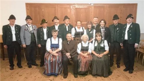 Zahlreiche Mitglieder wurden für ihre Treue zum Trachtenverein ausgezeichnet. Foto re