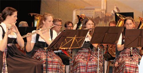 Zu einer Reise durch die Welt und durch die Epochen nahm die Musikkapelle Aschau ihre Zuhörer in der Festhalle mit.Foto Rehberg