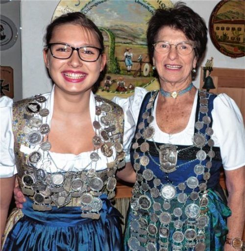 Zwei Damen triumphierten: Schützenkönigin Ilse Heinrich (rechts) und Jungkönigin Amelie Klein.Foto reh