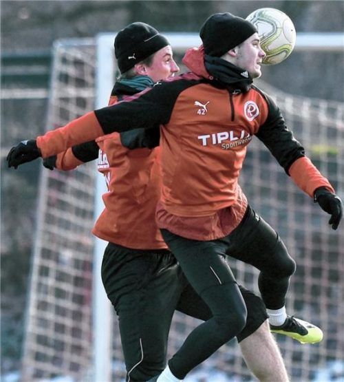 Zweikampf um den Ball im Training zwischen Markus Einsiedler und Wiggerl Räuber (rechts). Fotos  Ziegler