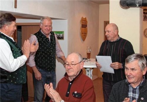 Zweiter Schützenmeister Georg Weigl (links) und Erster Kassier Günther Koziol (rechts stehend) ehrten Ersten Schützenmeister Georg Lanzinger (Mitte stehend) für sein Wirken. Die ebenfalls geehrten Werner Stadlhuber (rechts) und Helmut Frings (Mitte) applaudieren dazu.Foto kir