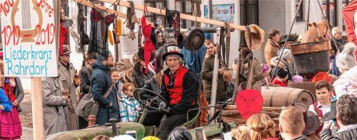 100 Jahre Liederkranz Rohrdorf: Ein amüsanter Rückblick auf dem Mottowagen.Fotos thomae