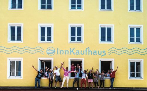 2016 drohte noch das Aus, 2017 übernahmen Tobias und Sibylle Schuhmacher (Vierter und Fünfter von links), das alteingesessene Warenhaus in der Wasserburger Innenstadt und machten es zum originellen InnKaufhaus. Foto  bö