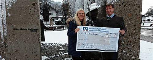 3526 Euro für Leinenvorhänge gab es von der Raiffeisenbank für die Drehkulissenbühne in Kiefersfelden.