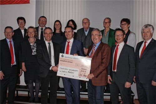 59000 Euro für kulturelle und soziale Projekte im Landkreis: Vorstandsvorsitzender Markus Putz (vorne, Vierter von links) verteilte die Stiftungserträge an Institutionen und Vereine im Landkreis. Foto  lohmann