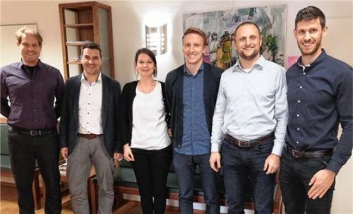 8sense-Gründer Christoph Tischner und Ralf Seeland (Vierter und Fünfter von links) mit den neuen Investoren des High Tech-Gründerfonds und der Thieme Gruppe. Foto  re