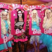 Frauen feiern bunten Fasching