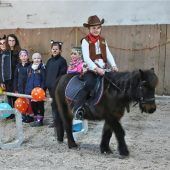 Maskierte Kinder auf Ponys